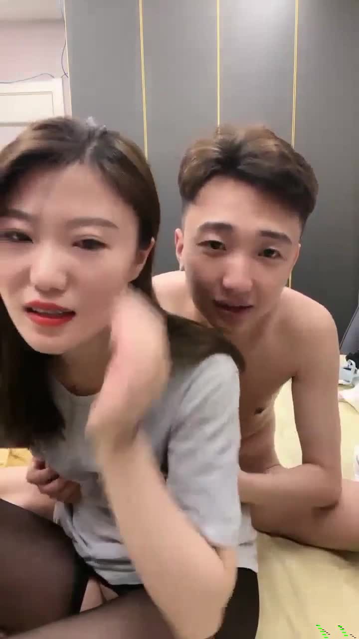 漂亮黑丝小少妇吃鸡啪啪 啊啊爸爸小骚逼里面好痒 我还想要 小哥哥不给力操完只能振动棒假鸡吧齐上