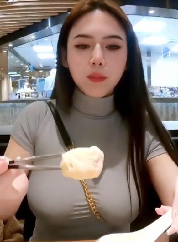 一起逛街吃飯，晚上的時候穿聖誕制服做愛，你願意花1w體驗這種網黃嗎